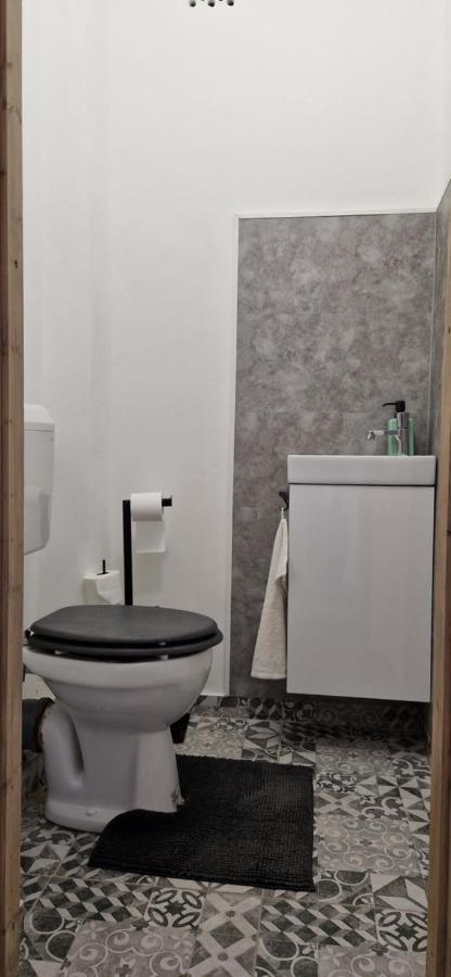Zenloft Apartman Eger Esterno foto